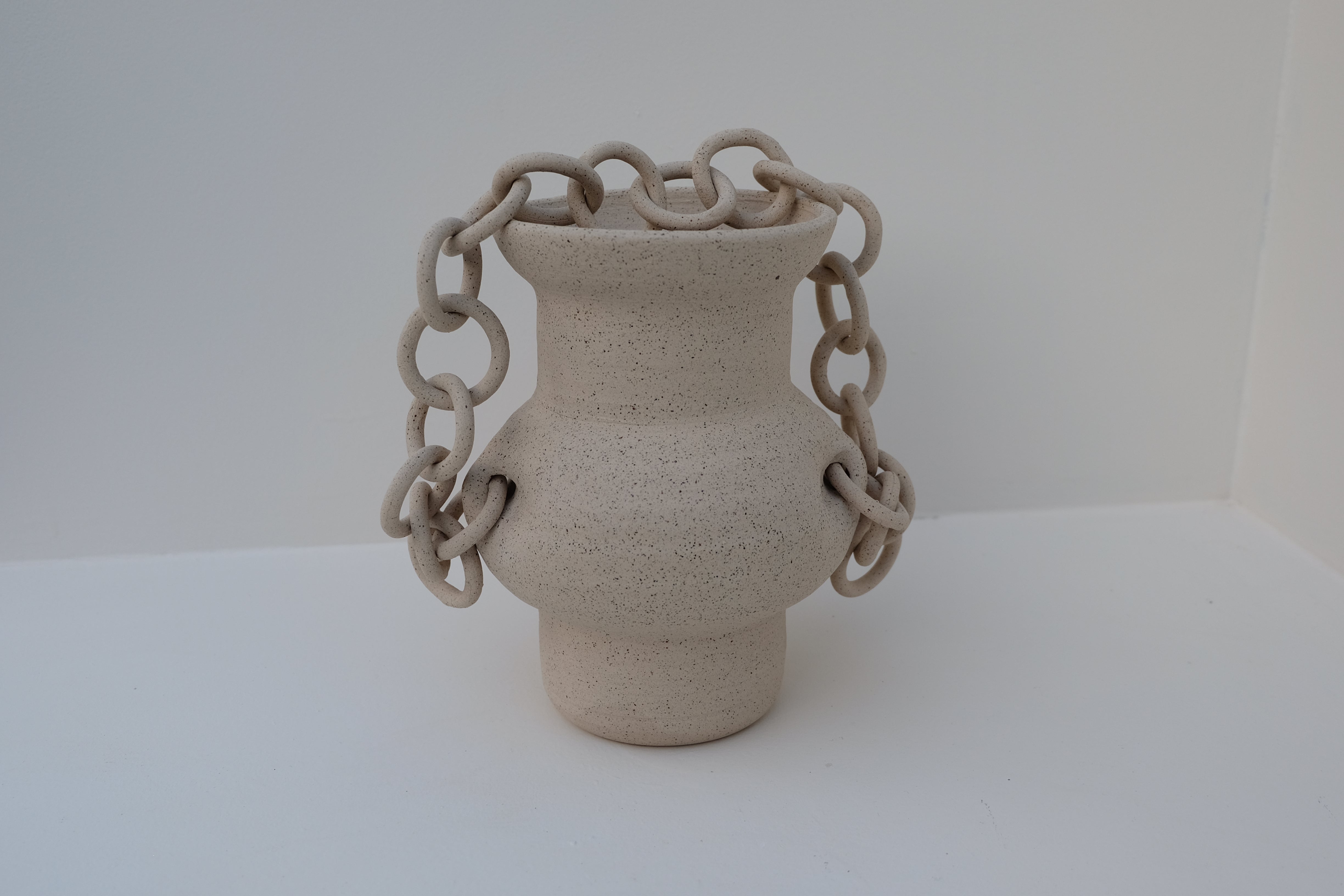 chain vase