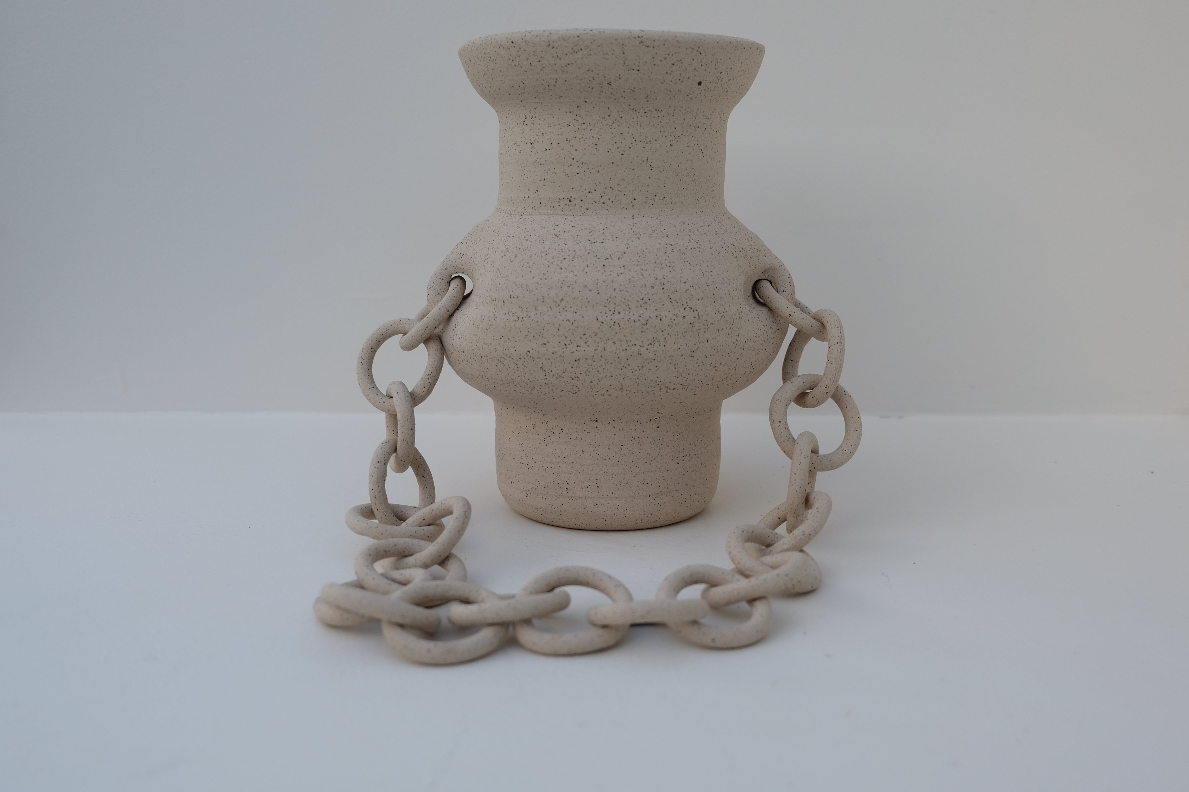 chain vase