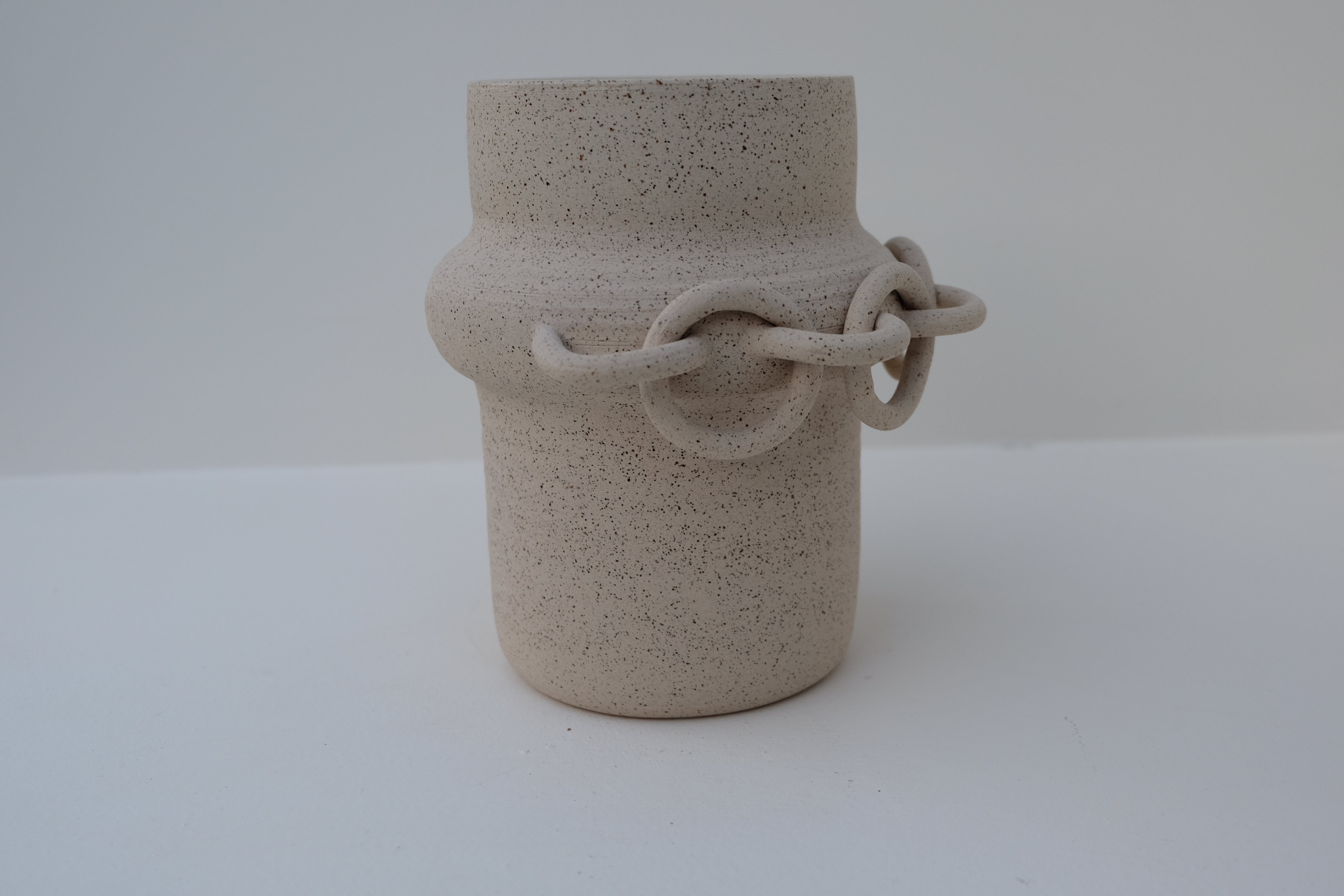 chain vase