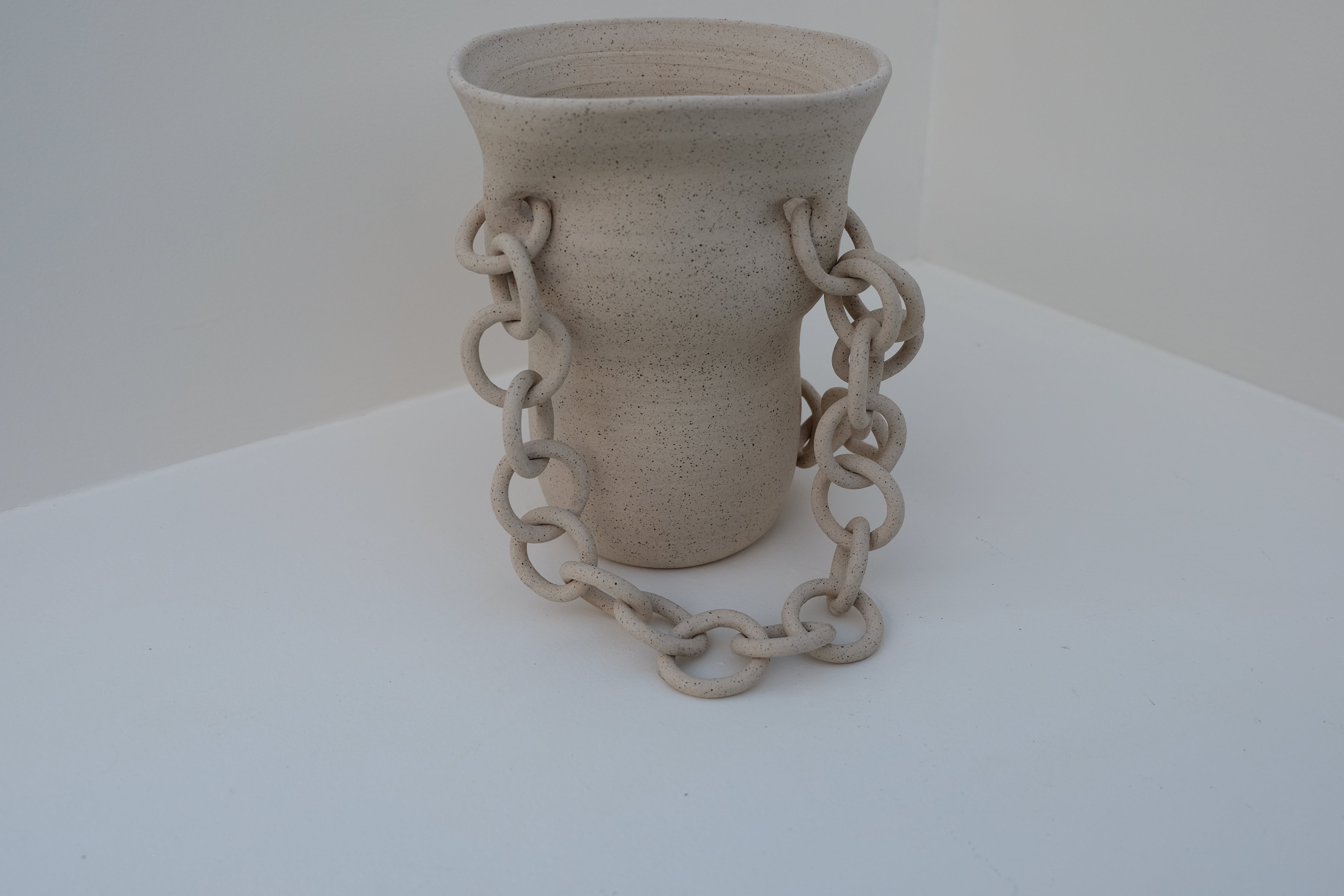 chain vase