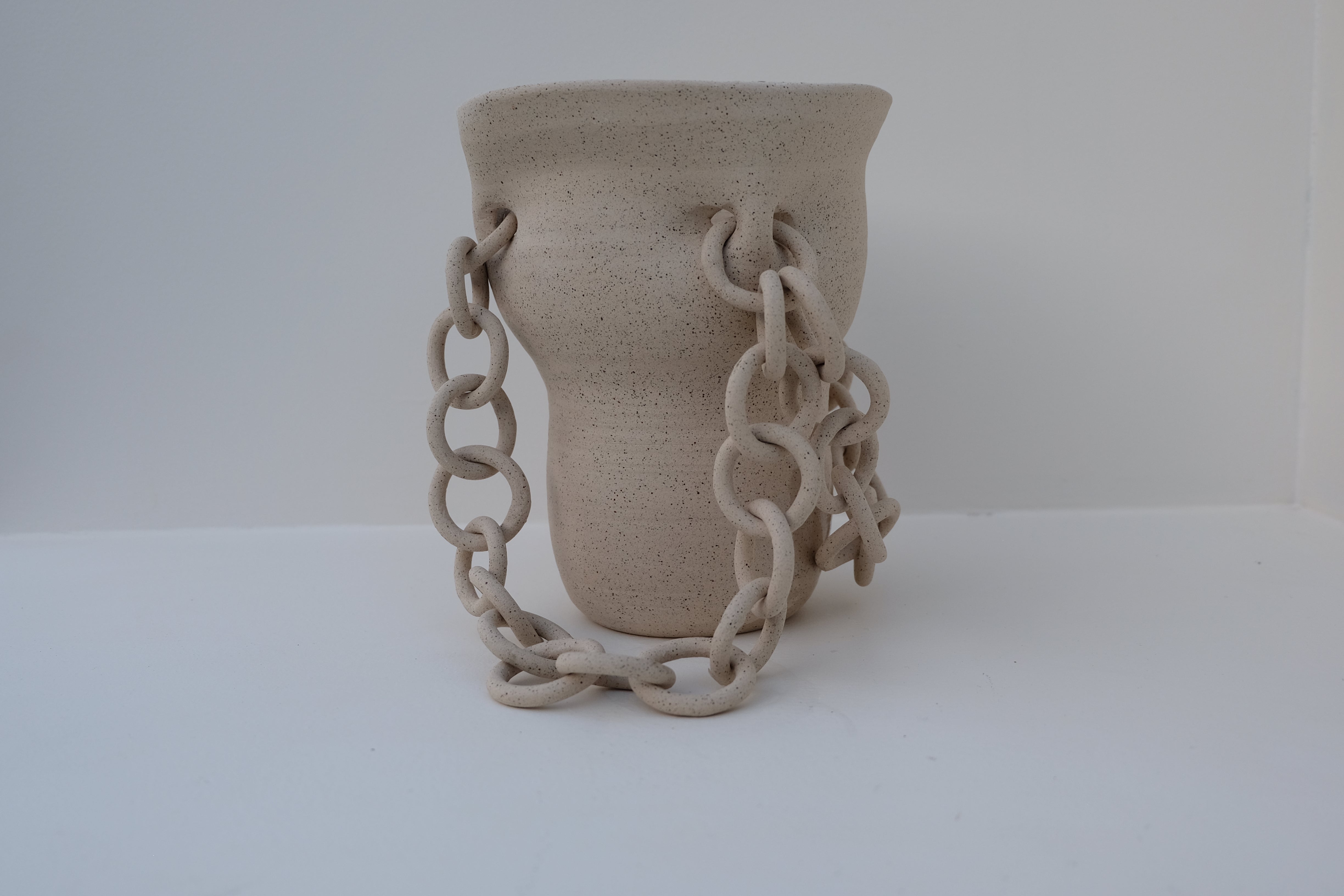 chain vase