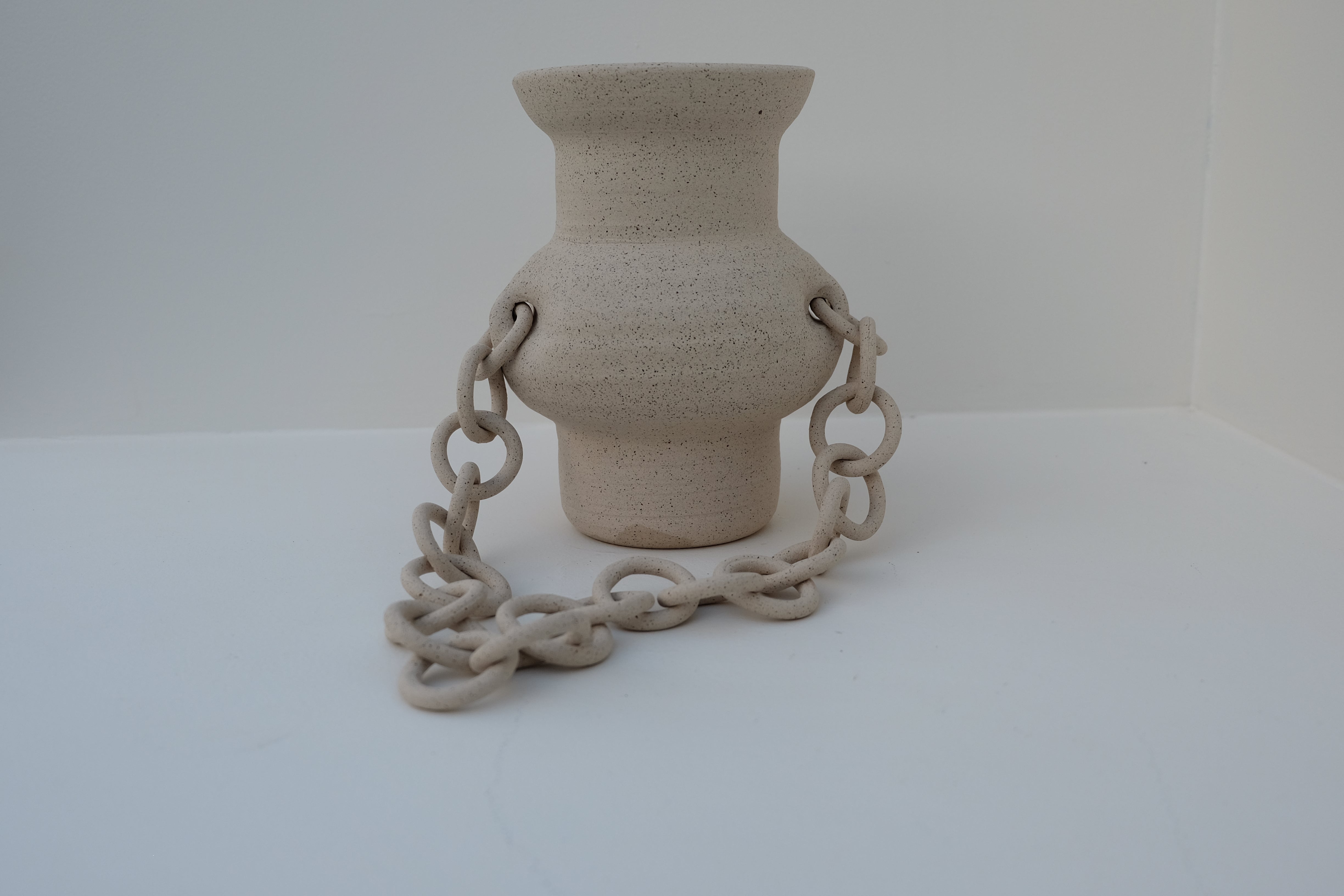 chain vase